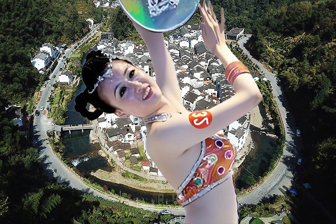 顿时阵中天地，道道青光、血光交错泛起，层层叠叠，变化莫测。