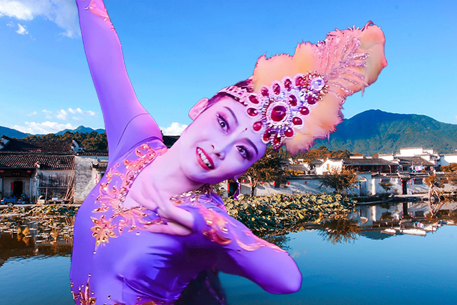 阴沉着脸，张冲想了许久，然后拿起电话给县公安局副局长顾耀飞打了个电话。